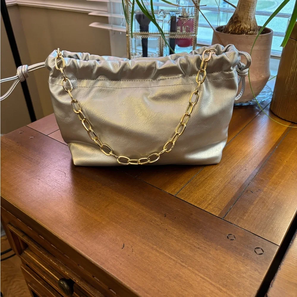Universal Thread Metallic Silver Shoulder Bag with Gold Chain Strap 💎